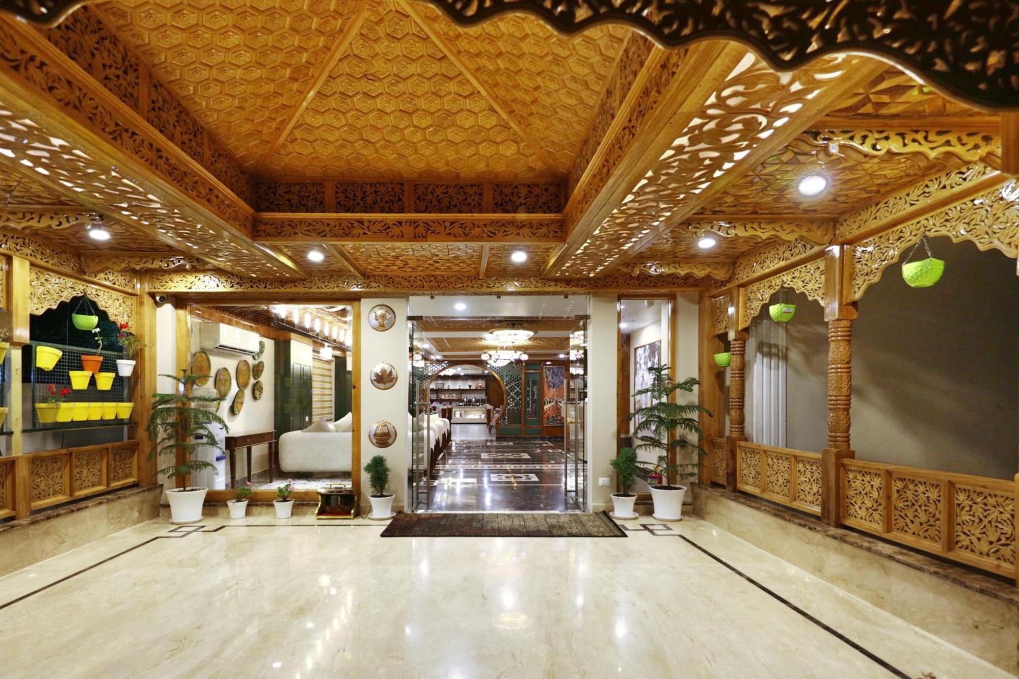 Hotel Blanco Srīnagar Esterno foto