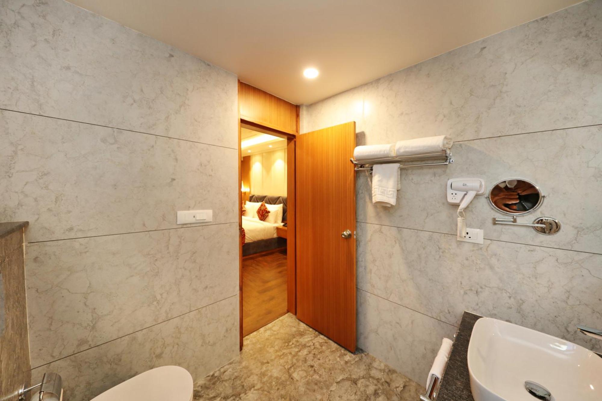 Hotel Blanco Srīnagar Esterno foto