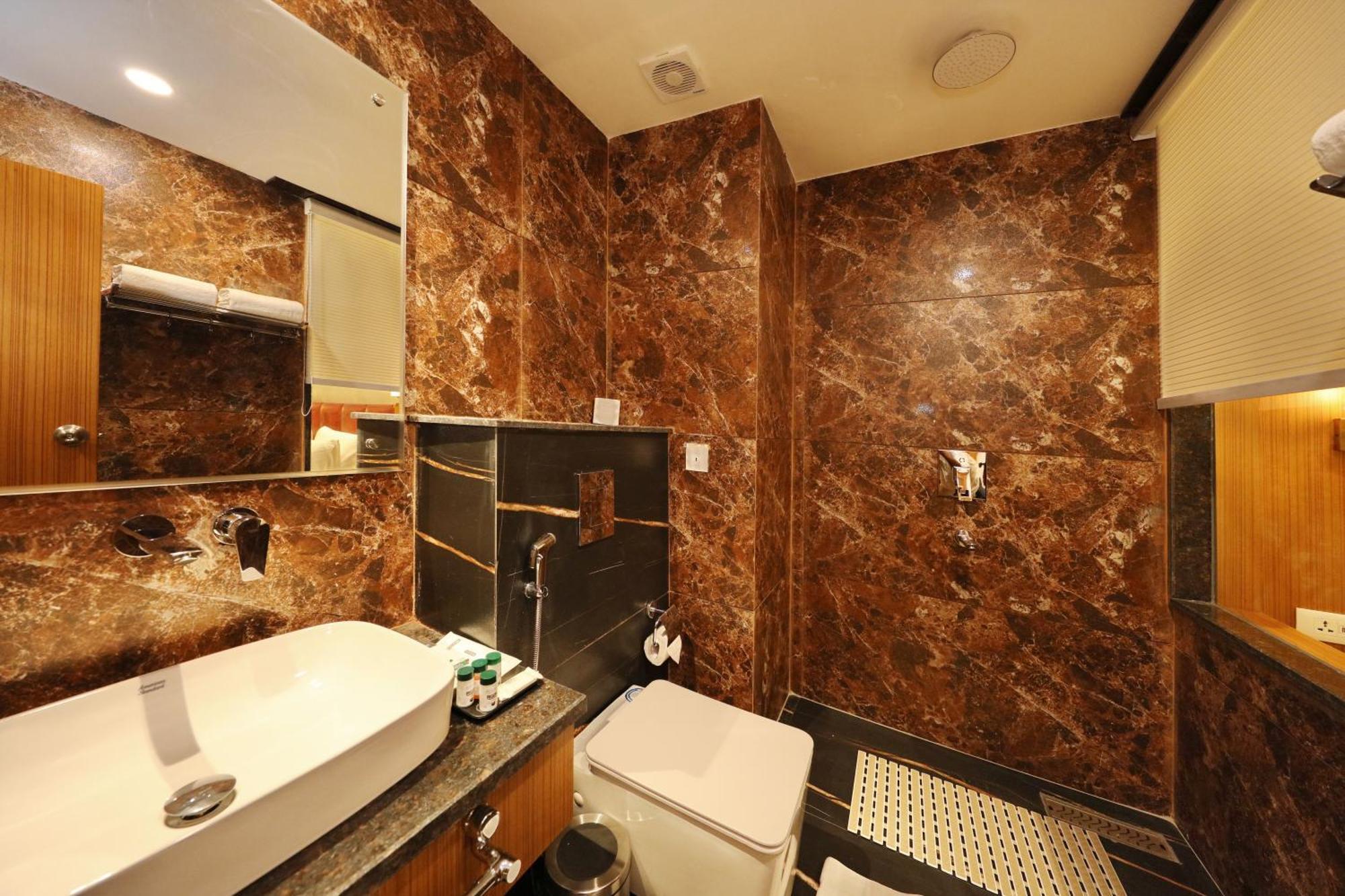 Hotel Blanco Srīnagar Esterno foto