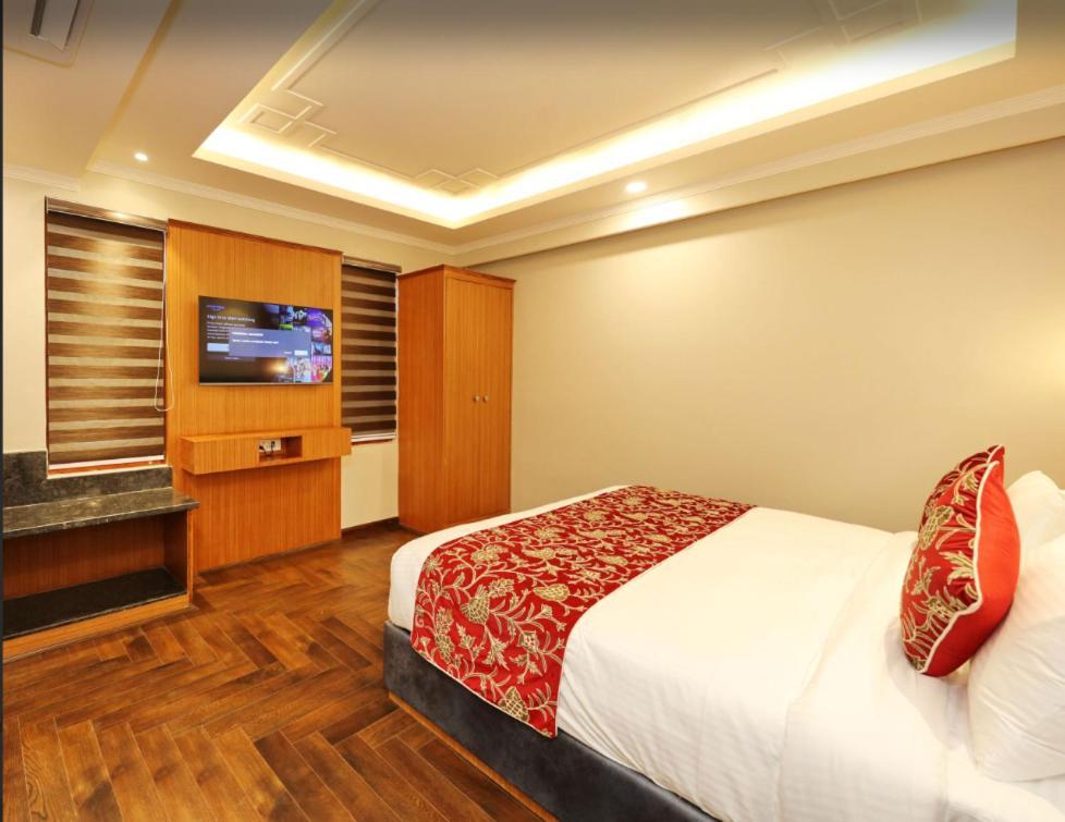 Hotel Blanco Srīnagar Esterno foto